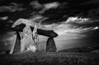 Pentre Ifan, Pembrokeshire İngiltere 'de M.Ö. 3500 yılına dayanan tarihöncesi bir megalitik taş defin odası. Tek renkli resim resimli popüler seyahat merkezi konumları.