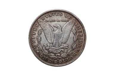 USA One Dollar Morgan Silver Coin kopyası. 1880 tarihli. Ters kesilmiş ve beyaz bir arkaplanda izole edilmiş bir kartal resmi var.