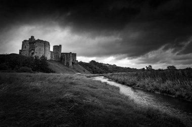 Kidwelly Şatosu, Kidwelly, Carmarthenshire, Wales, İngiltere 13. yüzyılın ortaçağ siyah beyaz monokrom resimli harabeleri.