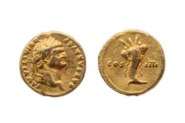 Roma İmparatoru Domitian 'ın ters yüz edilmiş altın aureus sikkesi. 81-96 portresi. Ters çevrilmiş ve beyaz bir arka planda izole edilmiş obverse cornucopia (bol boynuz).