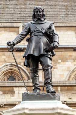Oliver Cromwell Anıt Heykeli 1899 'da Londra İngiltere Parlamentosu' nun açılışını gerçekleştirdi. İngiliz İç Savaşı 'ndan sonra İngiltere' nin Lord Protector 'u.