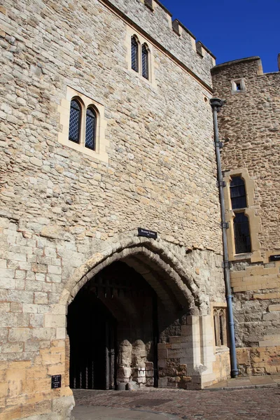 London Kulesi 'nin Kanlı Kulesi. İngiltere. 1078' de William Fatih tarafından Thames Nehri 'nde Norman kalesi inşa edildi.