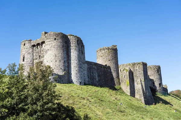 英国南威尔士卡马拉特郡一座13世纪的诺曼中世纪城堡 是一个受欢迎的旅游目的地地标物照片 — 图库照片