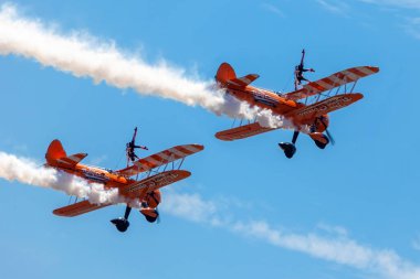 Swansea, Wales, İngiltere, 30 Haziran 2018: Flying Circus uçak kadın akrobatik görüntüsü Swansea Air Show 'da çift kanatlı uçak fotoğrafı kullanarak