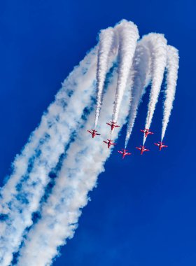 Swansea, Wales, İngiltere, 30 Haziran 2018: Red Arrows Swansea Air Show 'da uçak dumanı izleri kullanarak akrobatik ekran