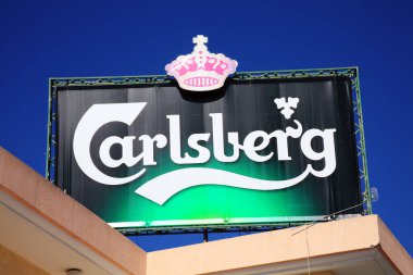 Paphos, Kıbrıs, 26 Şubat 2013: Carlsberg logo reklam tabelası bir kamu evi restoranı perakende satış mağazası resimlerinde