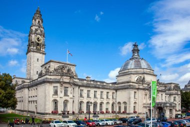 Cardiff, Wales, İngiltere, 31 Ağustos 2016: Yerel yönetimin merkezi ve popüler bir turizm merkezi olarak hizmet veren belediye binası