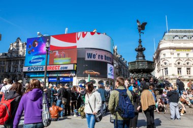Londra, İngiltere, 1 Nisan 2012: Yunanistan 'ın Piccadilly Sirki' ndeki aşk tanrısı Eros, turistlerle dolu ve şehir merkezi stok fotoğrafının popüler bir tatil beldesi.