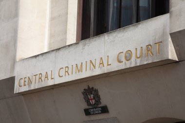 Londra, İngiltere, 6 Ekim 2012: Ağır bir suçla itham edilenlerin adları Eski Bailey olarak bilinen Merkezi Ceza Mahkemesi giriş tabelası