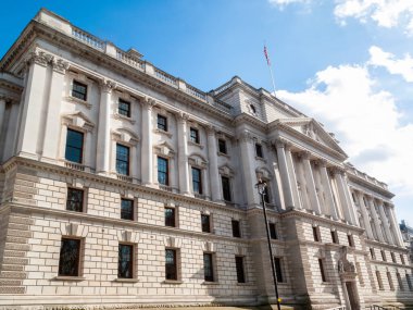İngiltere 'nin İngiltere' de 1908 'de inşa ettiği Whitehall Londra' daki HM Maliye Bakanlığı Vergi Dairesi binası şehrin stok fotoğrafı imajının popüler bir turistik merkezidir.