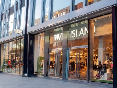Londra, İngiltere, 2 Nisan 2011: River Island giyim mağazası Park House Oxford Caddesi 'ndeki perakende satış mağazasında.
