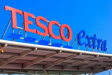 Londra, İngiltere, 19 Kasım 2011: Tesco Extra süpermarket logosu reklam tabelası Brent Park Wembley stok fotoğrafçılık mağazasında