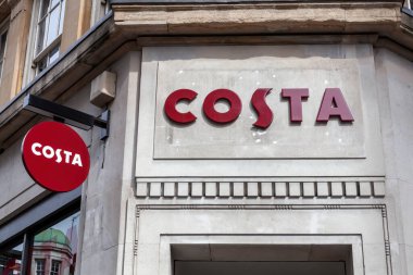 Londra, Birleşik Krallık, 2 Nisan 2011: Kosta kahvesi kırmızı logosu reklam tabelası şehir merkezindeki perakende satış yapan kahve dükkanının önünde asılı duruyor