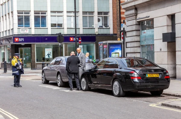 2011年 平成23年 4月2日イギリス ロンドン交通監督官が違法駐車車の駐車券を発行し 車両固定ペナルティ通知の罰金画像 — ストック写真