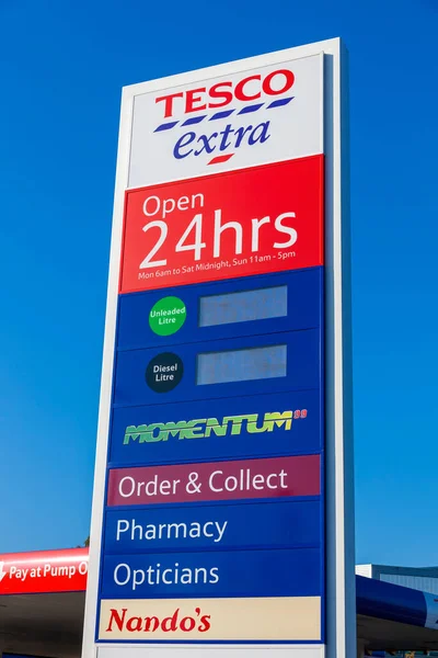 ロンドン 2011年11月19日 テスコのロゴ広告は ガソリンポンプ価格の写真を示す西街の小売ビジネスサービスステーションガレージで看板 — ストック写真