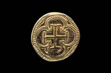 İspanyol 2. Philip (Felipe II) 'nin altın Escudos kopyası. Dört katlı folyonun ters tarafında beyaz arkaplan fotoğrafında kesilmiş ve izole edilmiş.