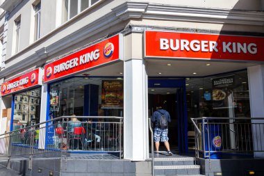 Londra, İngiltere, 1 Nisan 2012: Burger King sarı ve kırmızı logo reklam levhası şehir merkezindeki fast food perakende satış yapan bir restoranın önünde.