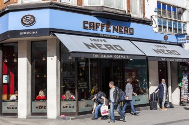 Londra, İngiltere, 1 Nisan 2012: Caffe Nero logo reklam tabelası şehir merkezindeki bir perakende satış restoranının önünde asılı.