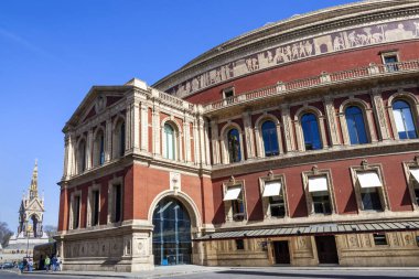 Londra, İngiltere, 1 Nisan 2012: Kensington 'daki Royal Albert Hall Tiyatrosu konser salonu her yıl popüler bir turizm turizmi merkezi olan klasik konserin verildiği yer.