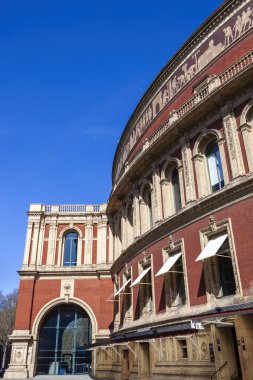Londra, İngiltere, 1 Nisan 2012: Kensington 'daki Royal Albert Hall Tiyatrosu konser salonu her yıl popüler bir turizm turizmi merkezi olan klasik konserin verildiği yer.