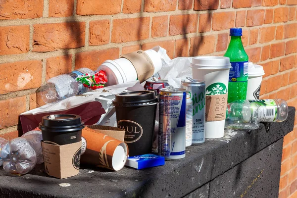 London April 2012 Rubbish Waste Litter Plastic Bottles Cups Paper — Stock Photo, Image