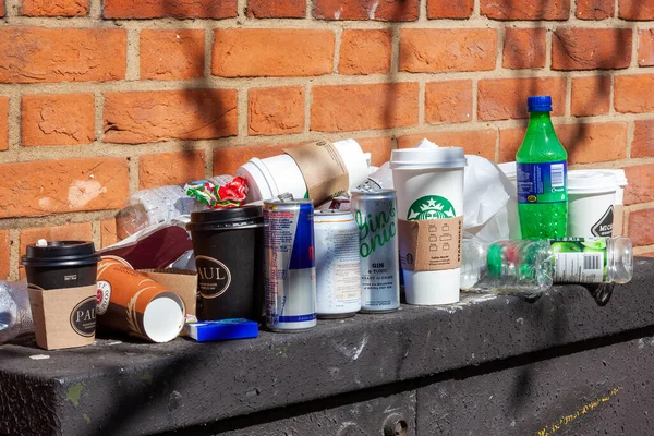 London April 2012 Rubbish Waste Litter Plastic Bottles Cups Paper — Stock Photo, Image