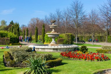 Londra, İngiltere, 1 Nisan 2012: Regents Park ile bahar resmi çiçek yatağı ve fıskiyesi şehrin popüler bir açık hava seyahatleri turistik beldesi.