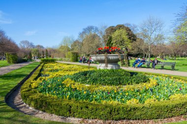 Londra, İngiltere, 1 Nisan 2012: Resmi bahar çiçek yatağı ve vazosuyla Regents Park, şehir stoğunda yer alan fotoğraf çekiminin popüler bir açık uzay seyahatleri merkezi.