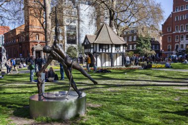 Londra, İngiltere, 1 Nisan 2012: Soho Meydanı halk parkı pazarı, şehrin popüler bir açık uzay seyahatleri turistik beldesi olan eski moda taklit mimari binasını geçmektedir.