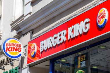 Londra, İngiltere, 1 Nisan 2012: Burger King sarı ve kırmızı logo reklam levhası şehir merkezindeki fast food perakende satış yapan bir restoranın önünde.