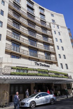 Londra, İngiltere, 1 Nisan 2012: Park Lane Mayfair Hyde Parkı 'ndaki Dorchester Otel işi, şehir merkezinin popüler bir turizm beldesi.