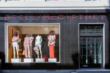 Londra, İngiltere, 1 Nisan 2012: Eski Bond Caddesi 'ndeki Stella McCartney moda tasarımcısı, İngiltere' de sürdürülebilir lüks giyim mağazası ve popüler bir seyahat merkezi.
