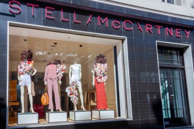 Londra, İngiltere, 1 Nisan 2012: Eski Bond Caddesi 'ndeki Stella McCartney moda tasarımcısı, İngiltere' de sürdürülebilir lüks giyim mağazası ve popüler bir seyahat merkezi.