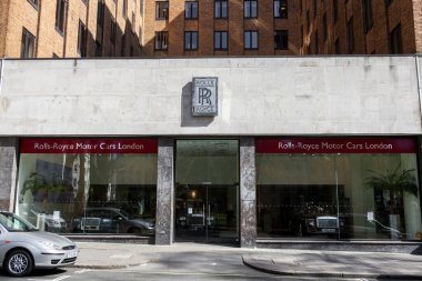 Londra, İngiltere, 1 Nisan 2012: Rolls Royce araba galerilerinde reklam amblemi, lüks arabalar, cipler ve stok fotoğrafı satan bir işletme.