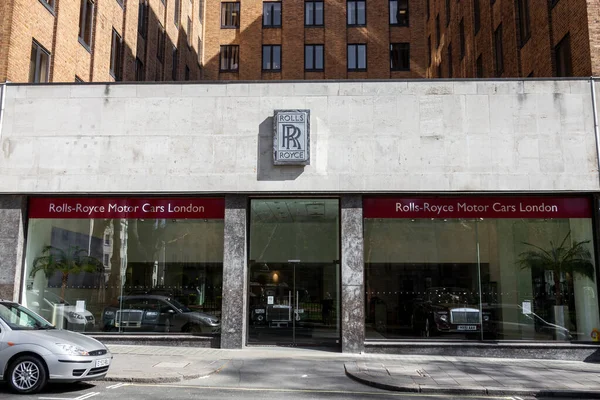 Londra, İngiltere, 1 Nisan 2012: Rolls Royce araba galerilerinde reklam amblemi, lüks arabalar, cipler ve stok fotoğrafı satan bir işletme.