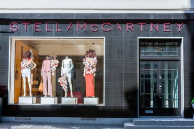 Londra, İngiltere, 1 Nisan 2012: Eski Bond Caddesi 'ndeki Stella McCartney moda tasarımcısı, İngiltere' de sürdürülebilir lüks giyim mağazası ve popüler bir seyahat merkezi.