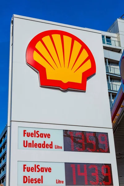 Londen Groot Brittannië Februari 2012 Shell Logo Reclamebord Een Garage — Stockfoto