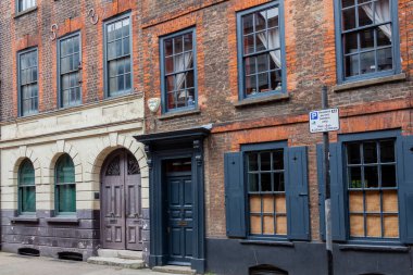 Londra, İngiltere, 1 Temmuz 2012: Spitafields 'de bir zamanlar zengin bir Huguenot ipek tüccarının evi olan Gürcistan' da teraslı bir kasaba evi ve popüler bir seyahat merkezi turizm merkezi.