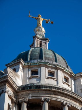 Merkezi Ceza Mahkemesi 'nin 1902 yılından kalma ve İngiltere' nin Eski Bailey Londra kenti olarak bilinen Adalet Ölçeği, kentin popüler bir tatil beldesi.
