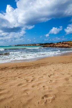 Kıbrıs Rum Kesimi 'ndeki Mercan Koyu, Akdeniz adasında beyaz kumsal tatil beldesi. Burası popüler bir turizm beldesi.