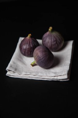  İncir bir tekstil peçetesinde