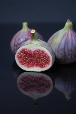  Olgunlaşmış incirler siyah camlarda yansıyor.