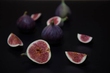 Koyu arkaplanda olgun incirler