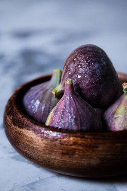  Tahta bir kasede olgun incirler