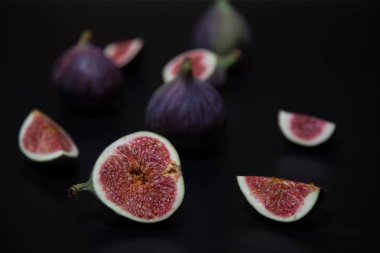 Koyu arkaplanda olgun incirler