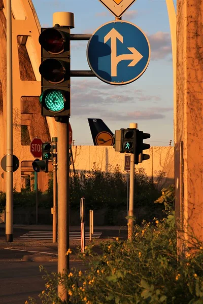 Verkeerslichten met een Lufthansa vliegtuigstaart op de achtergrond op de luchthaven van Frankfurt — Stockfoto