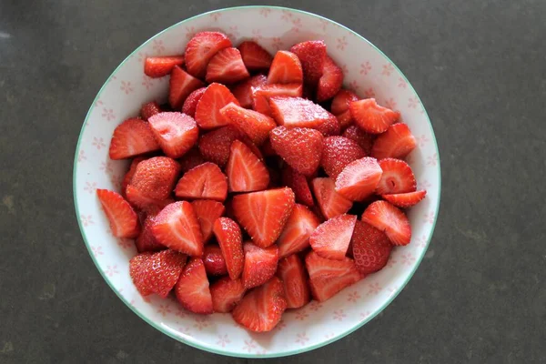 Fresas frescas en rodajas en un tazón de porcelana — Foto de Stock