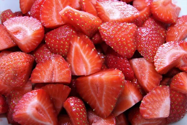 A portion of sliced fresh red strawberries — Stock Photo, Image