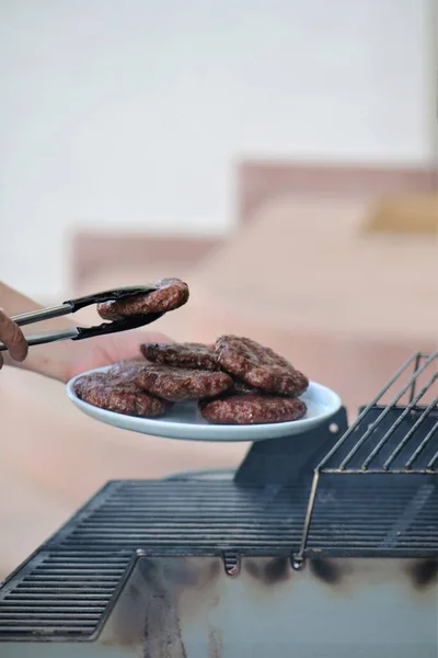 Le bistecche tritate sono poste su un piatto della griglia. — Foto Stock