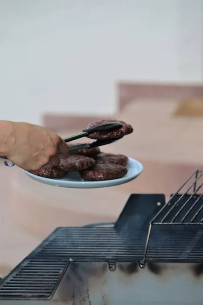 Le bistecche tritate sono poste su un piatto della griglia. — Foto Stock